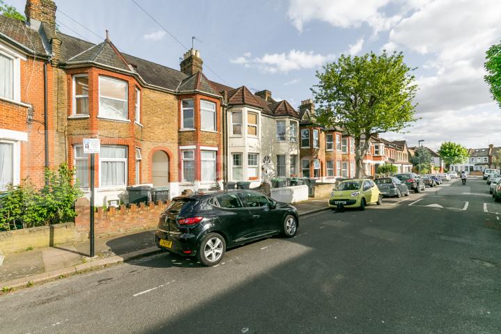 Huge newly decorated 4 double bedroom property overlooking Woodside Park Woodside Road , Bounds Green / Wood Green
